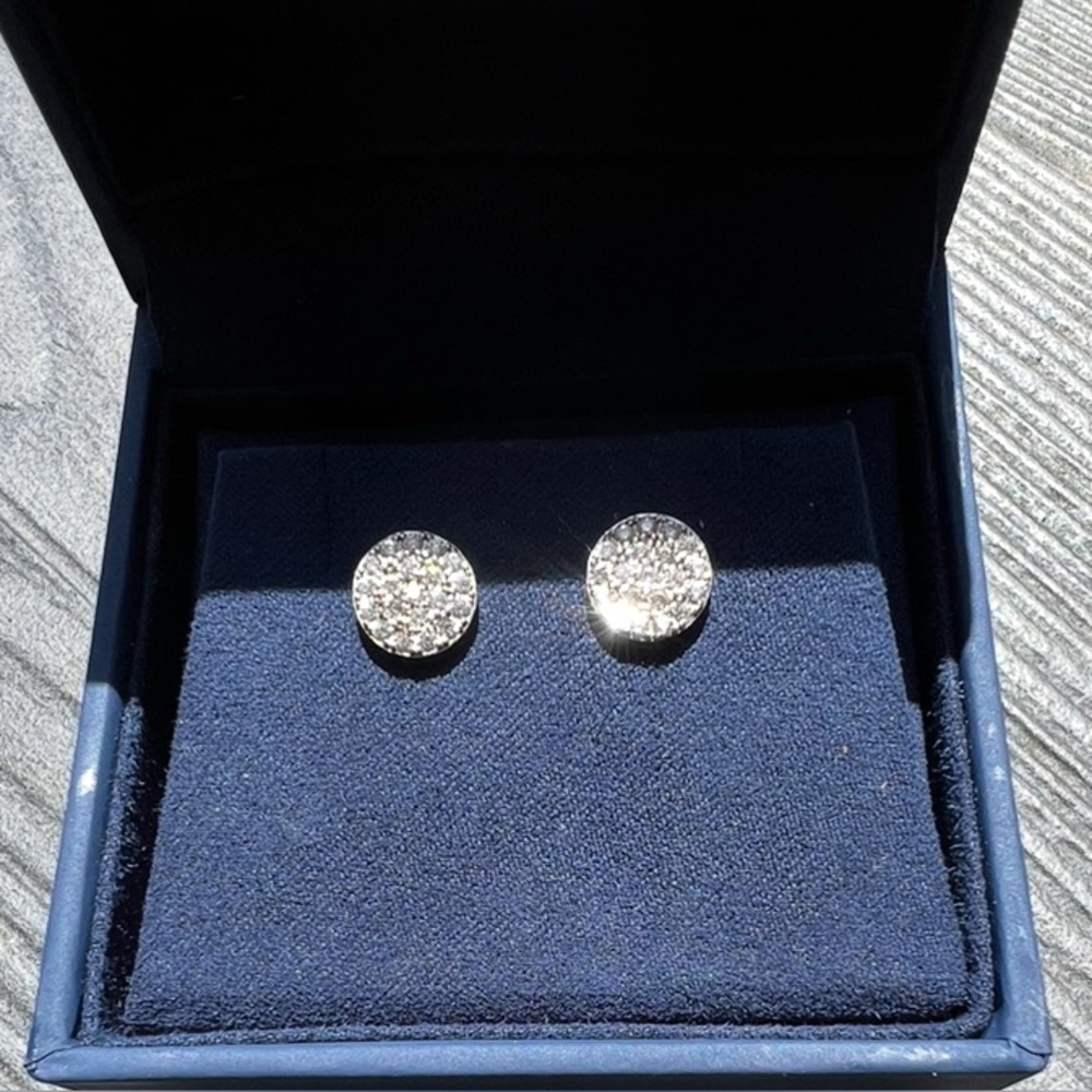 High quality Cubic Zirconia Sparkling Silver Crystal Stud Earrings. - Picture 3 of 3
